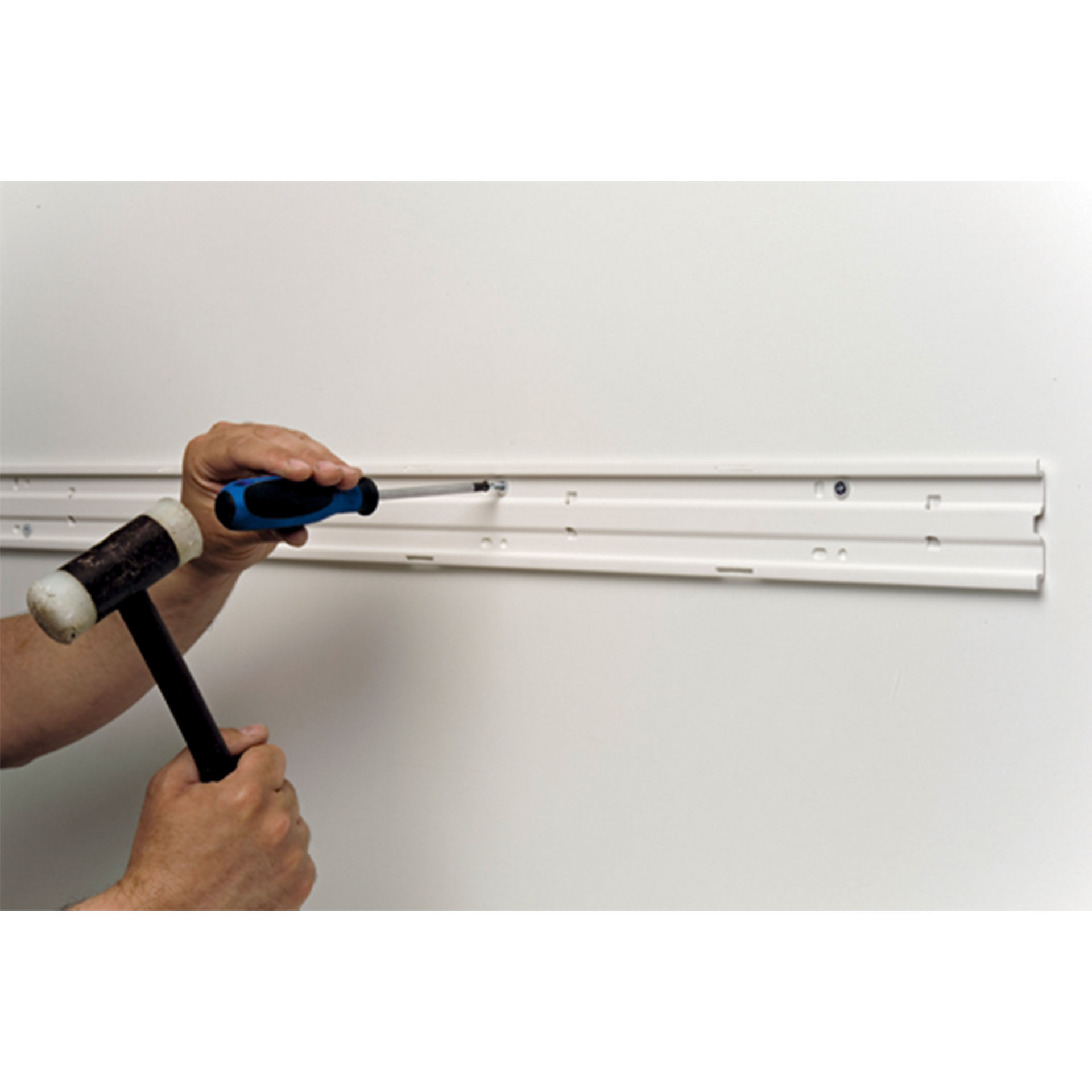 Calha FECR p/ tubos Legrand - vara 2 mt Calha FECR p/ tubos Legrand - vara 2 mt
